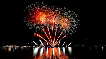 Festa Italo Svizzera illumina Lavena Ponte Tresa con fuochi d'artificio e gastronomia di strada /Foto Sergio Aresi
