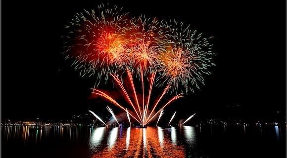 Festa Italo Svizzera illumina Lavena Ponte Tresa con fuochi d'artificio e gastronomia di strada /Foto Sergio Aresi